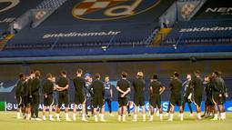 Pelatih kepala Chelsea Jerman Thomas Tuchel berbicara kepada para pemainnya selama sesi latihan  stadion Maksimir di Zagreb , Senin (5/9/2022). Duel perdana di Grup E Liga Champions antara Dinamo Zagreb vs Chelsea tersebut akan digelar di Stadion Maksimir, pukul 23.45 WIB. (Photo by Denis LOVROVIC / AFP)