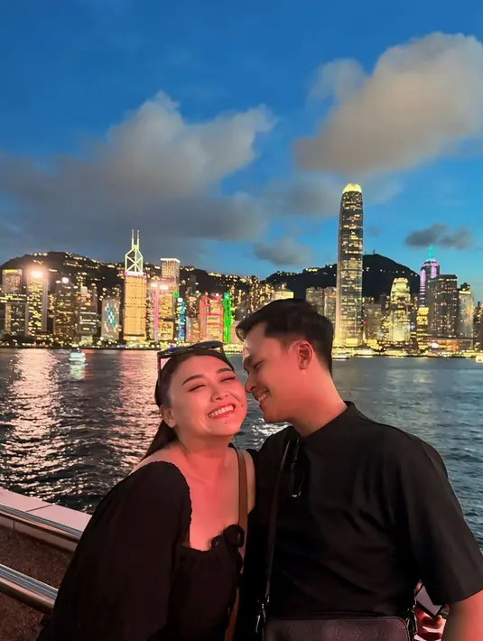 Pasangan pengantin baru ini pun tak henti memamerkan potret kemesraan mereka. Setelah siangnya kompak memakai baju serba biru, pada malam harinya, Clarissa dan Sandro tampak sama-sama memakai outfit hitam. Lampu dari gedung tinggi pencakar langit di daratan seberang tampak cantik dilihat dari Victoria Harbour. (Liputan6.com/IG/@sandrofahdhipa)