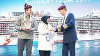 Wali Kota Surabaya Tri Rismaharini melakukan sambutan sekaligus ship tour di atas kapal pesiar terbesar se-Asia Tenggara, Genting Dream Cruise. (Dian Kurniawan/ Liputan6.com)