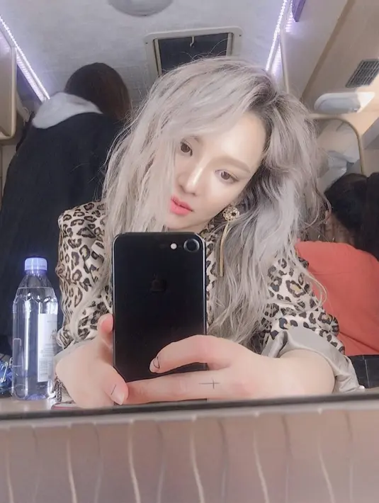 Beberapa waktu lalu, Hyoyeon SNSD mengaku jika ia lebih nyaman saat bersolo karier. "Jika SNSD, aku harus mencocokan diri. Tapi saat solo, aku bisa melepaskan semuanya dan menyanyi lebih nyaman," ujarnya. (Foto: instagram.com/watasiwahyo)