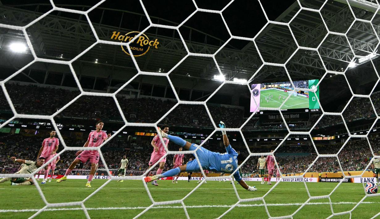 Kiper Inter Miami, Oscar Ustari (tengah) gagal menghalau bola tendangan pemain Palmeiras, Paulinho dalam laga Grup A Piala Dunia Antarklub 2025 di Hard Rock stadium, Miami, Amerika Serikat, Selasa (24/06/2025) WIB. (AFP/Chandan Khanna)