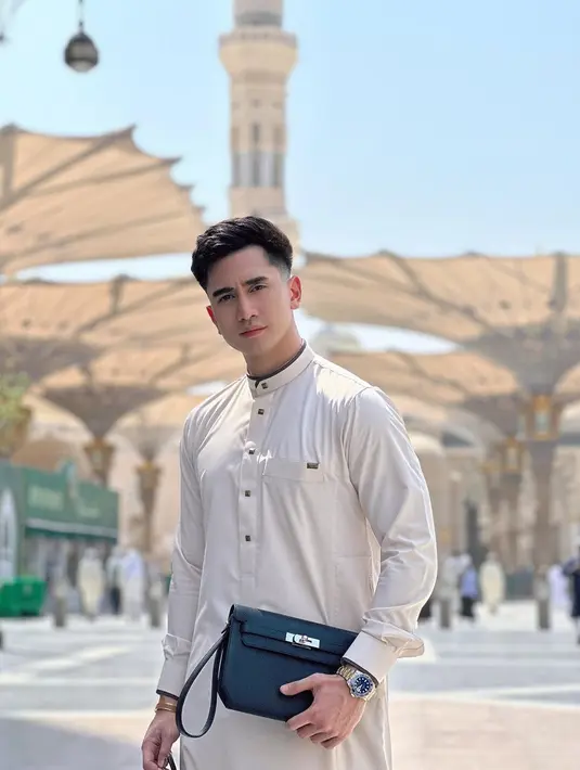 Tak sedikit pula netizen yang memberikan komentar dalam unggahan foto terbaru dari Verrell saat berada di Masjid Nabawi. Meski begitu, Verrell Bramasta pun tak terlalu menanggapi berbagai komentar netizen. (Liputan6.com/IG/@bramastavrl)