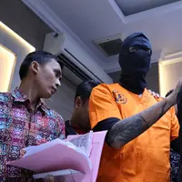 Tora Sudiro dan Mieke Amalia ditangkap dikediamannya pada Kamis (3/8) pukul 10.00 WIB.  Polisi menemukan barang bukti berupa 3 strip atau 30 butir demolid. Tora masih di tahan, istrinya sudah dikembalikan pada keluarganya. (Adrian Putra/Bintang.com)