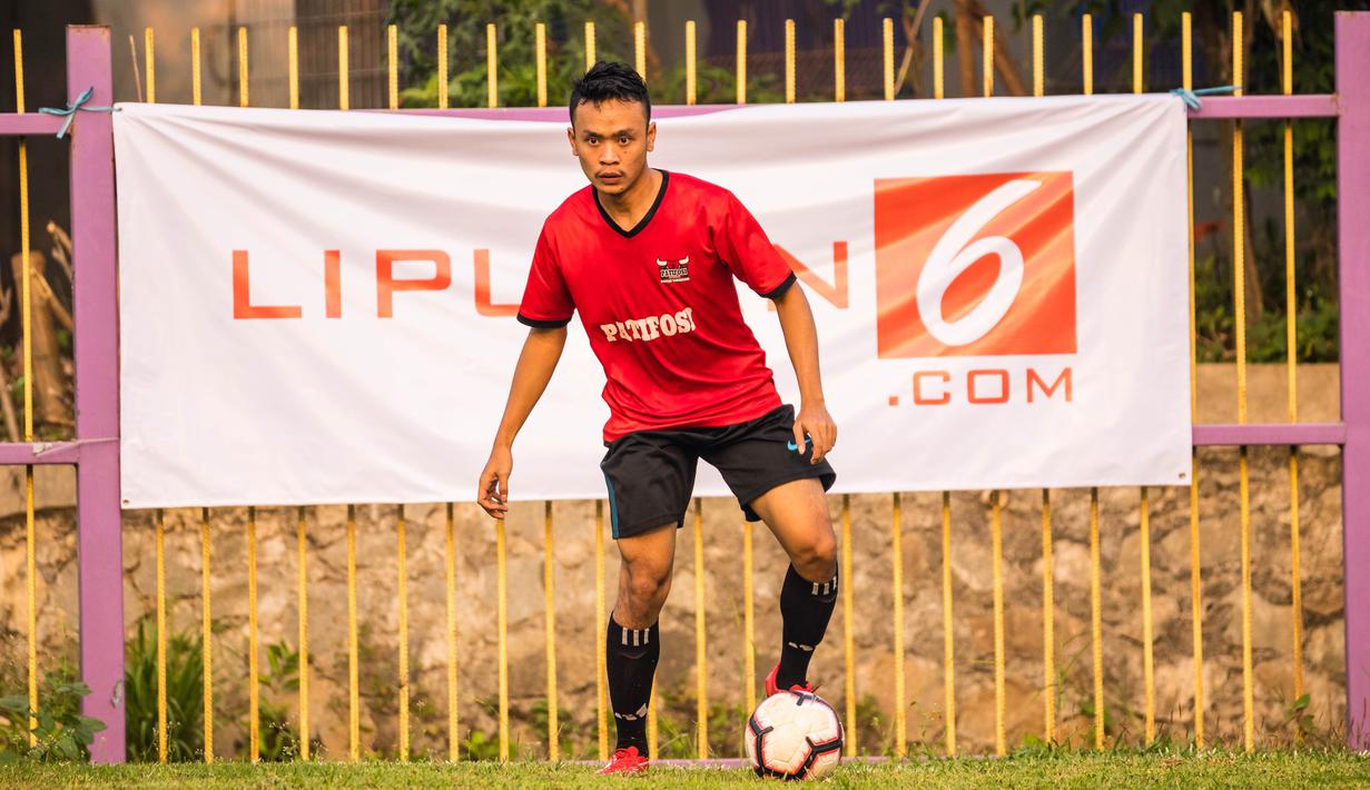 Pemain Andy Sport mengontrol bola saat melawan AMW Tangerang pada laga final Ayo Tangerang di Stadion Mini Ciasuk, Tangerang, Sabtu (13/7). Andy Sport menang 3-1 atas AMW. (Ayo Tangerang)