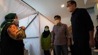 Menteri Kesehatan RI Budi Gunadi Sadikin meninjau pelaksanaan vaksinasi COVID-19 di Kantor Kementerian Perdagangan, Sabtu 13 Maret 2021. (Dok Kementerian Kesehatan RI)