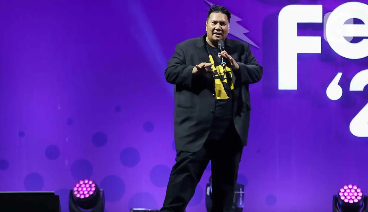 Komika Mo Sidik memeriahkan panggung Jakarta International Comedy Festival atau Jicomfest 2023 di Tennis Indoor Senayan, Jakarta, Jumat (15/12/2023). (Liputan6.com/Herman Zakharia)