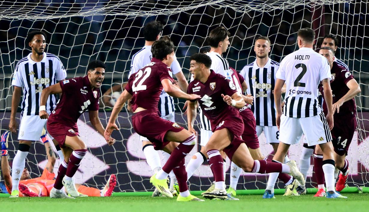 Nasib serupa dialami oleh Bianconeri, yang hanya mampu meraih satu poin setelah bermain imbang 2-2 melawan Torino. (AFP/Marco Bertorello)