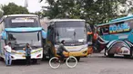 Sejumlah bus AKAP terparkir di terminal Kalideres, Jakarta Barat, Kamis (30/7/2020). Pemerintah Provinsi DKI Jakarta  mencabut syarat wajib surat izin keluar masuk (SIKM) bagi pengguna transportasi umum jarak jauh membawa angin segar di industri transportasi darat. (Liputan6.com/Angga Yuniar)
