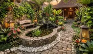 6 Desain Taman Depan Rumah dengan Kolam Ikan, Batu Koral Putih, dan Lampu Taman Minimalis