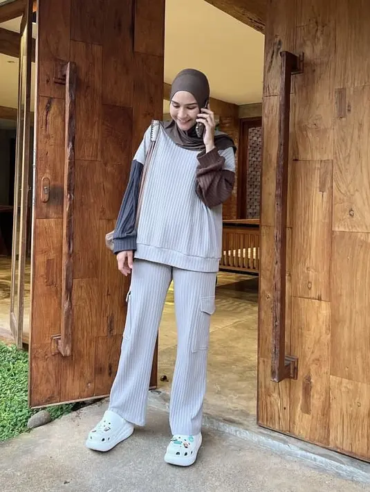 <p>One set abu-abu dengan lengan warna cokelat dan biru membuat Zaskia tampil chic ditambah crocs putihnya.&nbsp;(@zaskiadyamecca)</p>