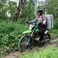 Demi membawa kotak suara, polwan rela mengendarai motor trail. | via: Krishna Murti/Facebook