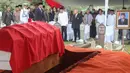Sebagai informasi, Juwono Sudarsono wafat pada Sabtu, 28 Maret 2026, di usia 84 tahun. Tampak dalam foto, Menteri Pertahanan Republik Indonesia, Sjafrie Sjamsoeddin saat prosesi pemakaman mantan Menteri Pertahanan, Juwono Sudarsono, di Taman Makam Pahlawan Nasional (TMPN), Kalibata, Jakarta, Minggu (29/3/2026). (merdeka.com/Arie Basuki)