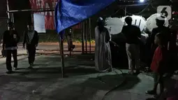 Sejumlah warga memukul bedug pada malam takbiran di kawasan Tanah Baru, Bogor, Jawa Barat, Sabtu (23/5/2020). Di tengah pandemi virus corona COVID-19, sejumlah warga tetap merayakan malam takbiran dengan memukul bedug. (Liputan6.com/Herman Zakharia)