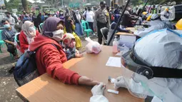 Wisatawan mengikuti rapid test di kawasan Gadog, Bogor, Jawa Barat, Kamis (29/10/2020. Pemkab Bogor mewajibkan wisatawan yang mengunjungi kawasan Puncak dan sekitarnya untuk mengikuti rapid test untuk mencegah penyebaran COVID-19. (merdeka.com/Arie Basuki)