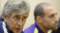 Manuel Pellegrini dan Pablo Zabaleta (ALEXANDER NEMENOV / AFP)
