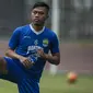 Bek Persib, Tony Sucipto, melakukan pemanasan saat latihan di Stadion GBLA, Jawa Barat, Kamis (20/7/2017). Persib bersiap menghadapi Persija pada laga Liga 1. (Bola.com/Vitalis Yogi Trisna)