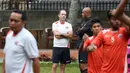 Pelatih Persija Jakarta, Paulo Camargo tengah berdiskusi dengan asisten pelatih Denimar Caros pada sesi latihan pagi di Bandung, Sabtu (16/7/2016). (Bola.com/Nicklas Hanoatubun)