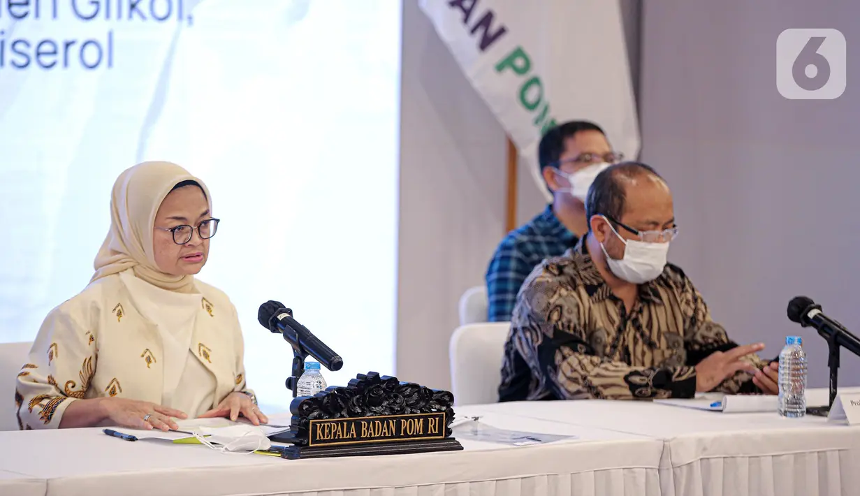 Kepala Badan Pengawas Obat dan Makanan (BPOM) Penny K. Lukito (kiri) saat menyampaikan keterangan dalam konferensi pers terkait obat sirup di Gedung BPOM, Jakarta, Minggu (23/10/2022). Menurut Kepala BPOM Penny K. Lukito, sirup Termorex terkait Konimex dipastikan hanya tercemar pada batch tertentu yakni nomor izin edar DBL7813003537A1, kemasan dus, botol plastik 60 ml. (Liputan6.com/Faizal Fanani)