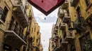 Warga beraktivitas di sebuah jalan yang di dekorasi simbol hati di pusat ibukota Lebanon, Beirut (8/2). Kota tersebut bersiap untuk merayakan Hari Valentine pada 14 Februari. (AFP Photo/Joseph Eid)