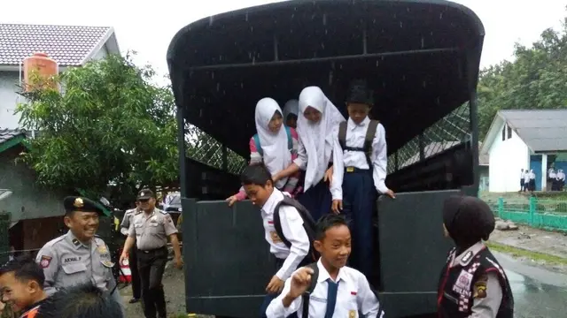 Cerita Simpatik Polisi Antar Jemput Pelajar Sekolah di Pelosok