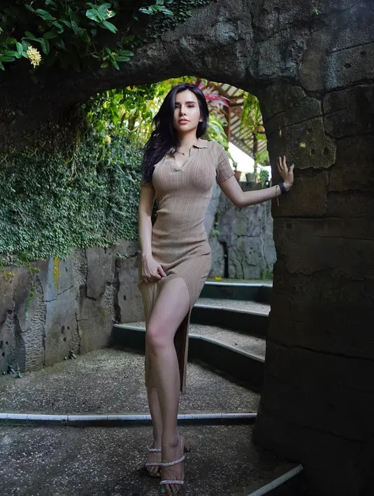Maria Vania saat berpose mengenakan busana coklat yang diunggah dengan caption “Di Sudut Yogya”.  Memiliki paras yang menawan serta bentuk tubuh dambaan para perempuan, membuat nama Maria Vania jadi sorotan. (Instagram/maria_vaniaa)