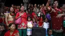 Puluhan orang menyaksikan perayaan festival Teej di Kathmandu, (28/8/2014), yang diwarnai dengan tarian dan nyanyian. (REUTERS/Navesh Chitrakar)