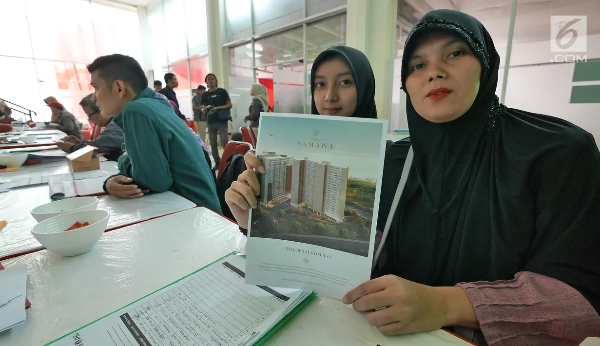 Warga menunjukkan brosur Program Samawa Rumah DP 0 Rupiah di lokasi Rusunami Klapa Village, Jakarta, Minggu (28/7/2019). Proses pengajuan permohonan kredit dan pemilihan unit Program Samawa Rumah DP 0 rupiah dimulai Sabtu (27/7/2019) sampai 4 Agustus 2019. (Liputan6.com/Herman Zakharia)