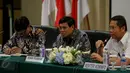 Menkominfo Rudiantara (kanan) memberikan penjelasan saat konferensi pers terkait pelaksanaan acara simposium Cyber Security di Gedung Serbaguna Menkominfo, Jakarta, Kamis (28/5/2015). (Liputan6.com/Faizal Fanani)