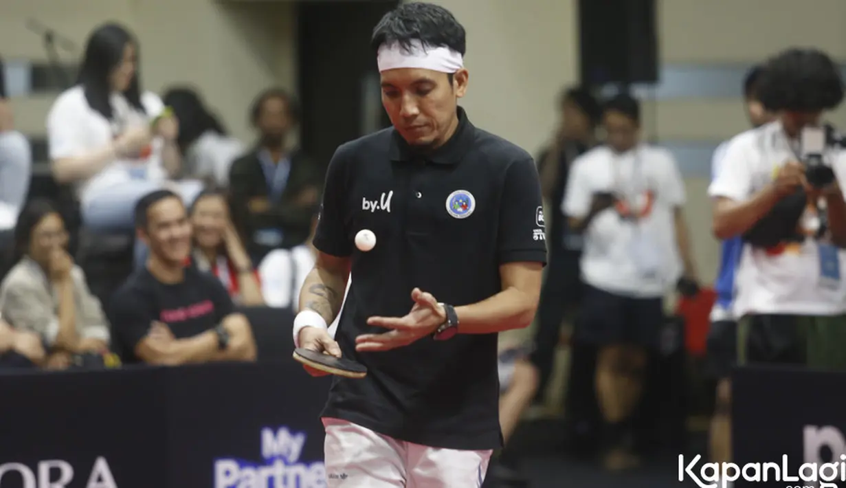 Terlebih, beberapa pertandingan sebelumnya, Desta membuat anaknya sedih hingga menangis. Sekitar awal tahun 2022 lalu, sempat viral video putrinya menangis karena ayahnya kalah tanding pingpong lawan Abdel Achrian. [Foto: KapanLagi.com®/Bayu Herdianto]