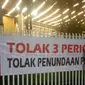 Penampakan spanduk tolak tiga periode di Surabaya. (Foto: Dian Kurniawan/Liputan6.com).