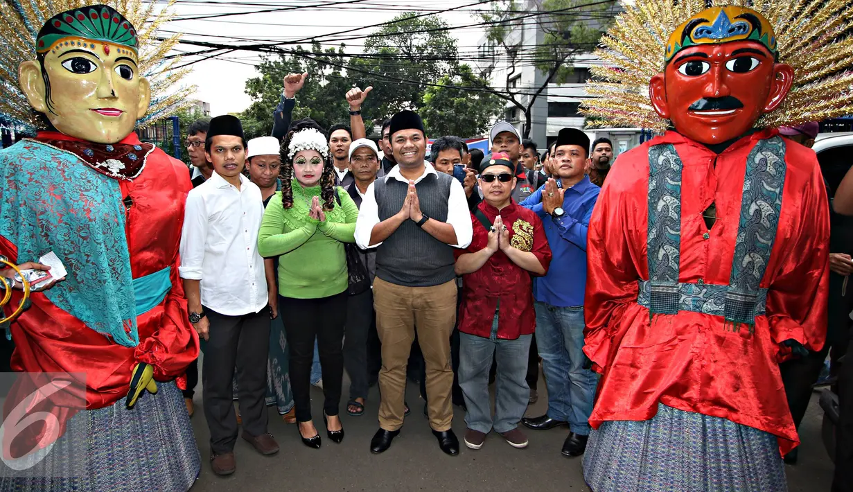 Pengusaha Muhamad Idrus foto bersama dengan ondel-ondel sebelum mendaftarkan diri sebagai bakal calon Gubernur DKI Jakarta di Kantor DPD Partai Demokrat DKI Jakarta, Rabu (13/4). (Liputan6.com/Immanuel Antonius)