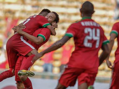 Para pemain Timnas Indonesia merayakan gol yang dicetak oleh Ezra Walian ke gawang Kamboja. Indonesia pada fase grup mencetak total tujuh gol. (Bola.com/Vitalis Yogi Trisna)