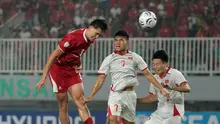 Penyerang Timnas Indonesia, Mitchell Baker (kiri), berduel udara dengan bek Vietnam pada laga ketiga Grup A Piala AFF 2026 di Stadion Pakansari, Bogor, Senin (3/8/2026) malam WIB. Mitchell Baker beberapa kali mengancam pertahanan Vietnam melalui bola-bola atas, namun gagal membawa skuad Garuda mencetak gol dalam laga yang berakhir dengan kekalahan 0-3. (Kapanlagi.com/Budy Santoso)