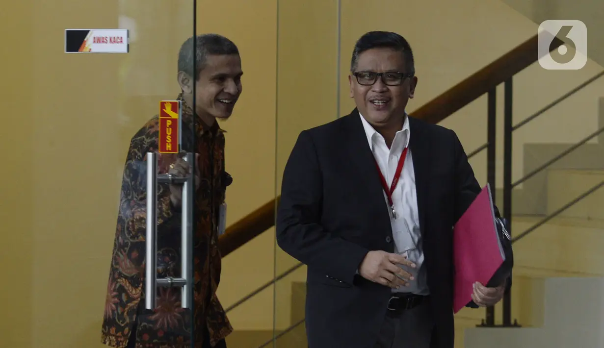 Sekjen PDIP, Hasto Kristiyanto usai menjalani pemeriksaan oleh penyidik di Gedung KPK, Jakarta, Jumat (24/1/2020). Hasto diperiksa sebagai saksi untuk tersangka Saeful merupakan staf Hasto terkait kasus suap penetapan pergantian antar waktu (PAW) anggota DPR 2019-2024. (merdeka.com/Dwi Narwoko)
