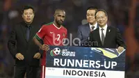 Boaz Solossa menerima hadiah Runer Up usai laga leg kedua final Piala AFF 2016 di Stadion Rajamangala, (17/12/2016). (Bola.com/Vitalis Yogi Trisna)