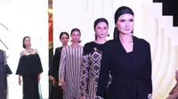 Desainer Khanaan Shamlan menunjukkan karyanya yang bertajuk Padma, koleksi ready to wear untuk gaya modis sehari-hari.