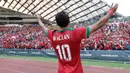 Striker timnas Indonesia, Ezra Walian, menyapa suporter usai laga melawan Kamboja di Stadion Shah Alam, Selangor, Kamis, (24/8/2017). Indonesia menang 2-0 atas Kamboja. (Bola.com/Vitalis Yogi Trisna)