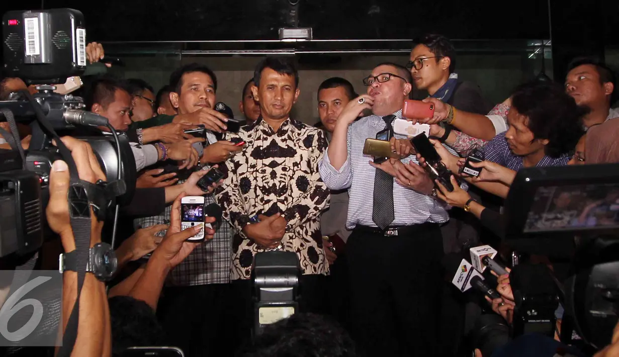 Gatot Pujo Nugroho didampingi pengacaranya, Razman Arief Nasution menjawab pertanyaan wartawan usai diperiksa KPK selama 11 jam, Jakarta, Rabu (22/7/2015). Gatot diperiksa sebagai saksi kasus dugaan suap hakim PTUN Medan. (Liputan6.com/Helmi Afandi)