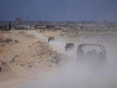 Kendaraan tentara Israel mengangkut sekelompok tentara dan jurnalis di dalam Jalur Gaza selatan, Rabu, 3 Juli 2024. (AP Photo/Ohad Zwigenberg, Pool)