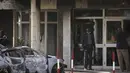 Suasana pasca serangan teror di hotel Splendid, Ouagadougou , Burkina Faso, (16/1).  Bangunan  hotel rusak dan beberpa kendaraan di dekat hotel hangus terbakar pasca serangan teror tersebut. (REUTERS / Joe Penney)