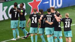 Hal respek lainnya dilakukan oleh kapten Timnas Austria, David Alaba kepada Marko Arnautovich usai menjebol gawang Makedonia Utara. Arnautovich membuat perayaan gol yang berbau rasis dan Alaba tidak tinggal diam melihatnya. (Foto: AFP/Pool/Mihai Barbu)