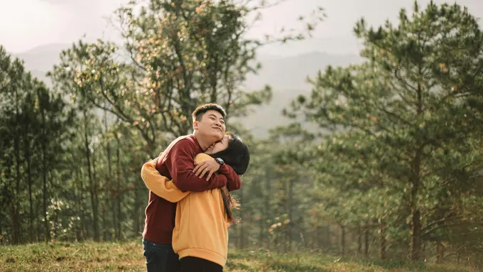 couple september bersama di alam terbuka