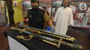 Pedang terlihat dalam Pameran Artefak Rasulullah dan Sahabat Nabi di Padepokan Welas Asih, Parung, Kabupaten Bogor, Jawa Barat, Minggu  (26/7/2020). Sebanyak 20 benda peninggalan Nabi Muhammad dan sahabatnya dipamerkan dalam acara ini. (merdeka.com/Arie Basuki)
