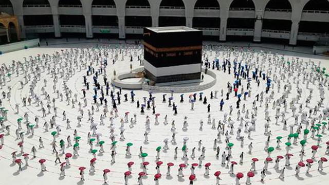 Banner Infografis Usulan Biaya Perjalanan Ibadah Haji 2022 Rp 45 Juta. (Sumber: Dok. AP Photo)