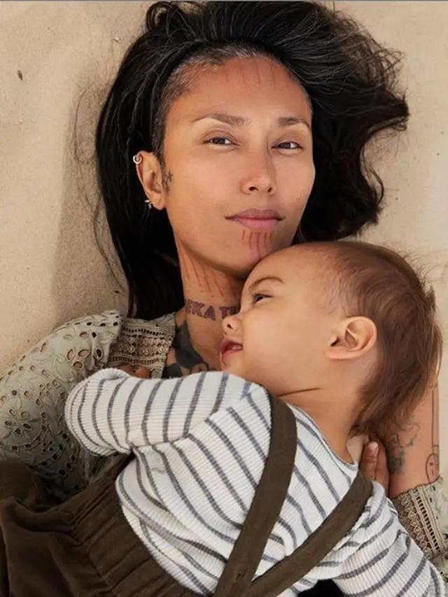Pose Intim Fahrani Empel Menyusui Buah Hati dalam Halaman Editorial Majalah Kanada