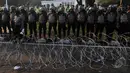 Suasana di depan Istana Negara, Jakarta Pusat, Rabu (20/5/2015), dipenuhi oleh aparat kepolisian. Mereka bertugas melakukan pengamanan mengantisipasi demo besar pada Hari Kebangkitan Nasional (Harkitnas). (Liputan6.com/JohanTallo)