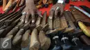 Pedagang golok mentata barang dagangannya dalam rangka Lebaran Betawi di Lapangan Banteng, Jakarta (22/08/15). Golok/Bendo adalah senjata Tradisonal suku Betawi. (Liputan6.com/Gempur M Surya)