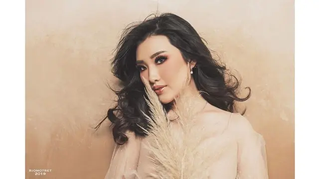 Modeling dan Bernyanyi