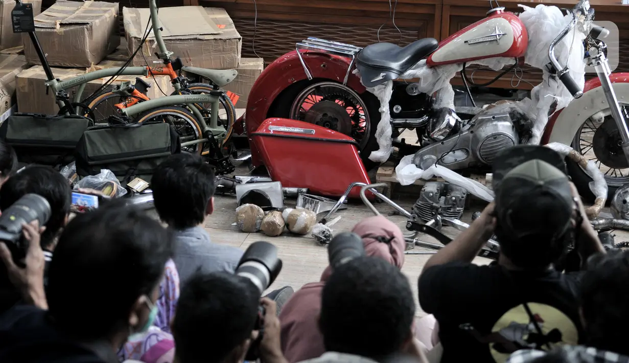 Onderdil motor Harley Davidson dan sepeda Brompton yang diselundupkan menggunakan pesawat baru milik Garuda Indonesia saat konferensi pers di Kementerian Keuangan, Jakarta, Kamis (5/12/2019). Harley Davidson dan sepeda Brompton diselundupkan dari Prancis ke Indonesia. (merdeka.com/Iqbal S Nugroho)