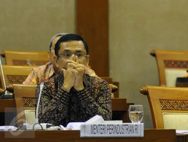 Menteri Perindustrian Saleh Husin saat mengikuti rapat dengan Komisi VI DPR RI di Kompleks Parlemen, Jakarta, Kamis (26/11/2015). Rapat membahas gula rafinasi. (Liputan6.com/Helmi Fithriansyah)